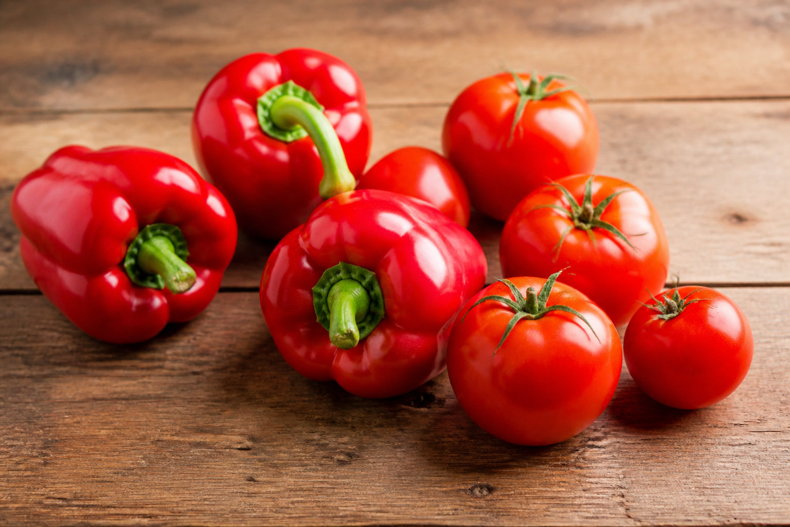 Tomates et poivrons rouges issus de semis conduits en intérieur